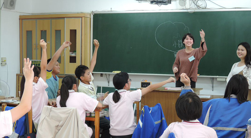 Taiwanese and Japanese university students experience Taiwan