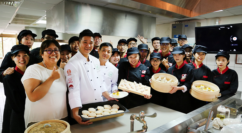 Tunghai Department of Hospitality Management welcomed Michelin-starred chefs as guest lecturers.