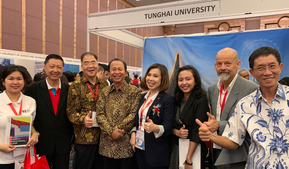 Chief advisor of Indonesia Ministry of Research Education, Dr. Hari Purwanto (4th to the left) specially thanked and gave recognition to Tunghai Universiy A photo taken with Mr. Li- chih Wang, vice president of Tunghai University (3rd to the left) and Ms. Siou-Jyuan Ye, chairman of Indonesia-Taiwan Education Center (5th to the left)
