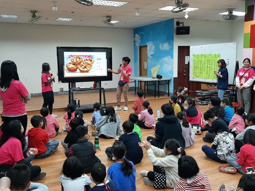 This year, THU had 10 overseas students participate in YMCA International Volunteer Service Group activities. 