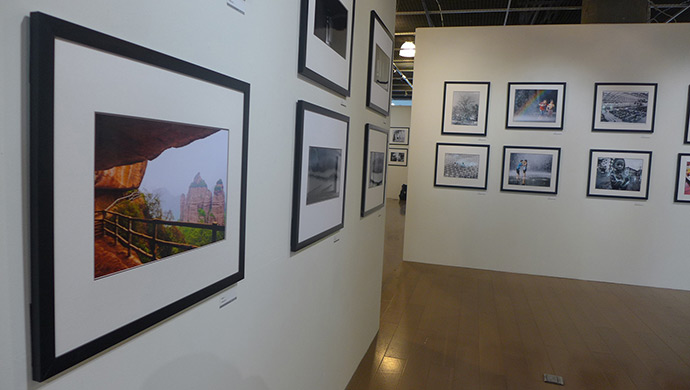 The joint exhibition of photography works by Hong Kong Photography Society and Tunghai Photo Club was opened on November 1st to commemorate the 60th anniversary of Tunghai University.