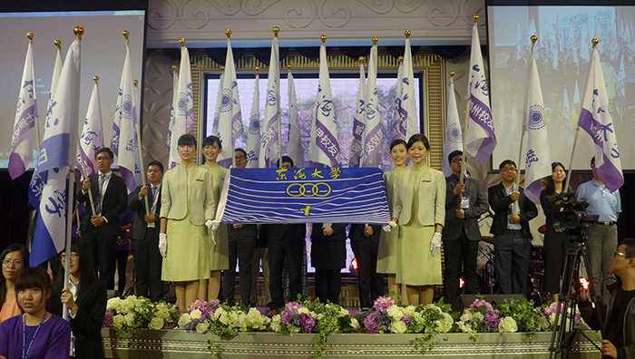 President proxy Dr. Cheng Tung Lin and Board chairman Mr. Philip Tseng leading the university flag into the venue, followed by international and domestic alumni association flags and alumni association flags of all departments.