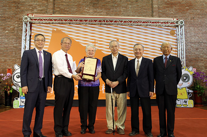 A plaque of appreciation was granted to Dr. Juanelva Rose, the founder of Department of Music of Tunghai University, for her 50 years of serve at the University.