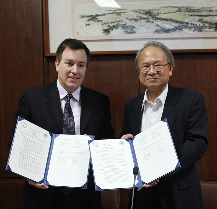 Dr. Emerson mentioned that this first visit to Taiwan as well as to Tunghai University was a pleasant one in terms of getting to know the beautiful campus and to immerse him into the tranquil academic atmosphere of the Tunghai uUniversity.