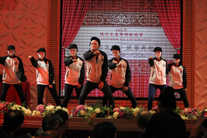 Excellent performances presented by the international student association, Chinese student association and overseas Chinese student association made an enjoyable evening to all the participants. 