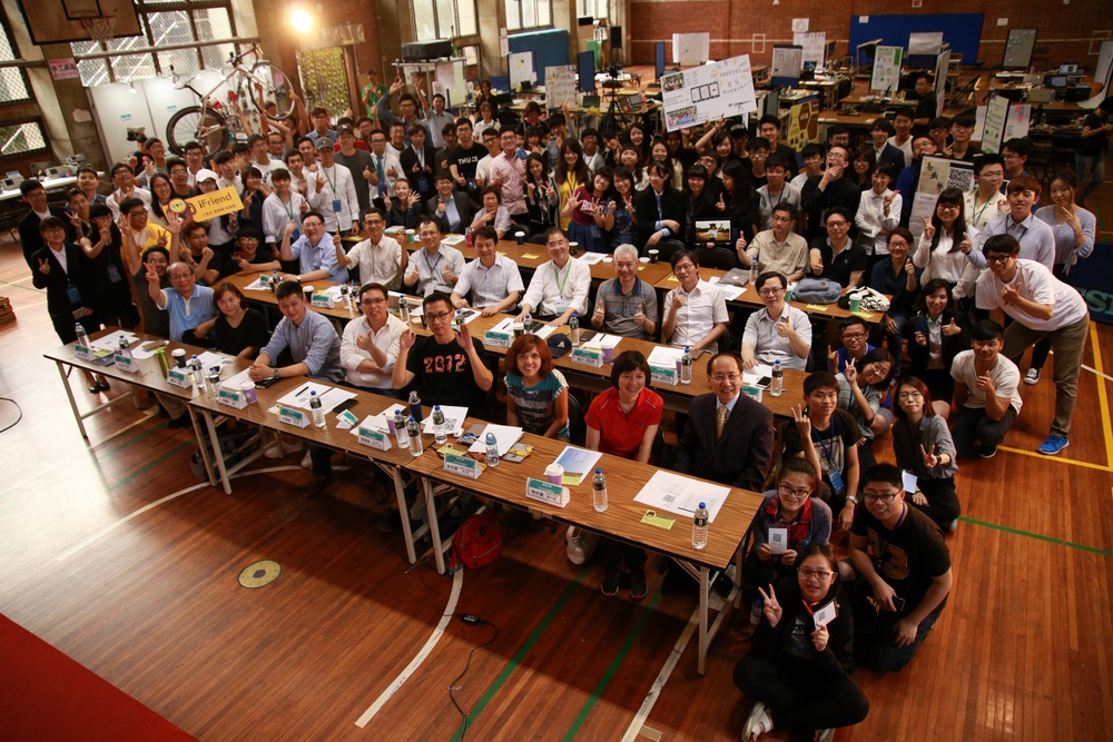 Deputy Mayor Lin, judges, and students