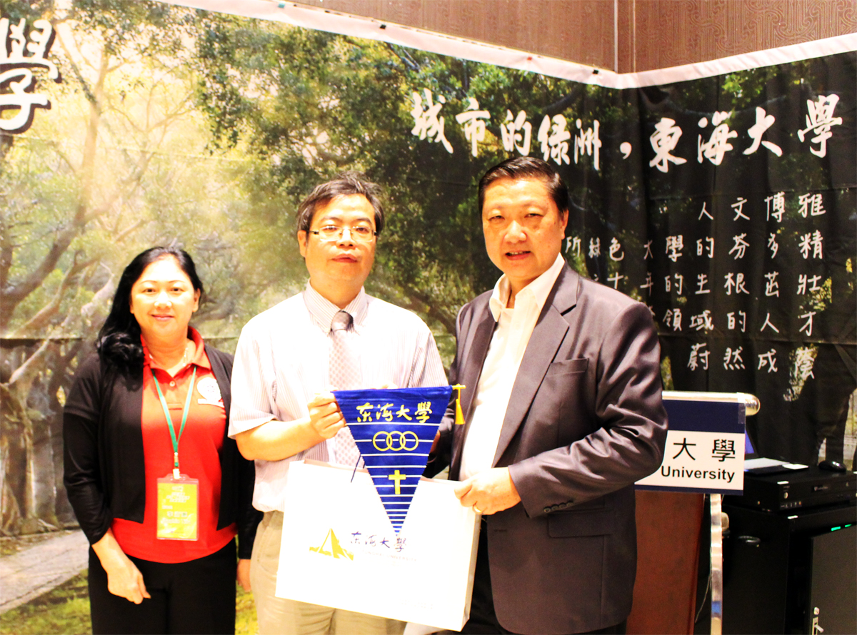 -	Dean Hong-Wei Yen of the OIEP presented gift to Mr. Willy Yanto Wijaya and Ms. Sophie Lee