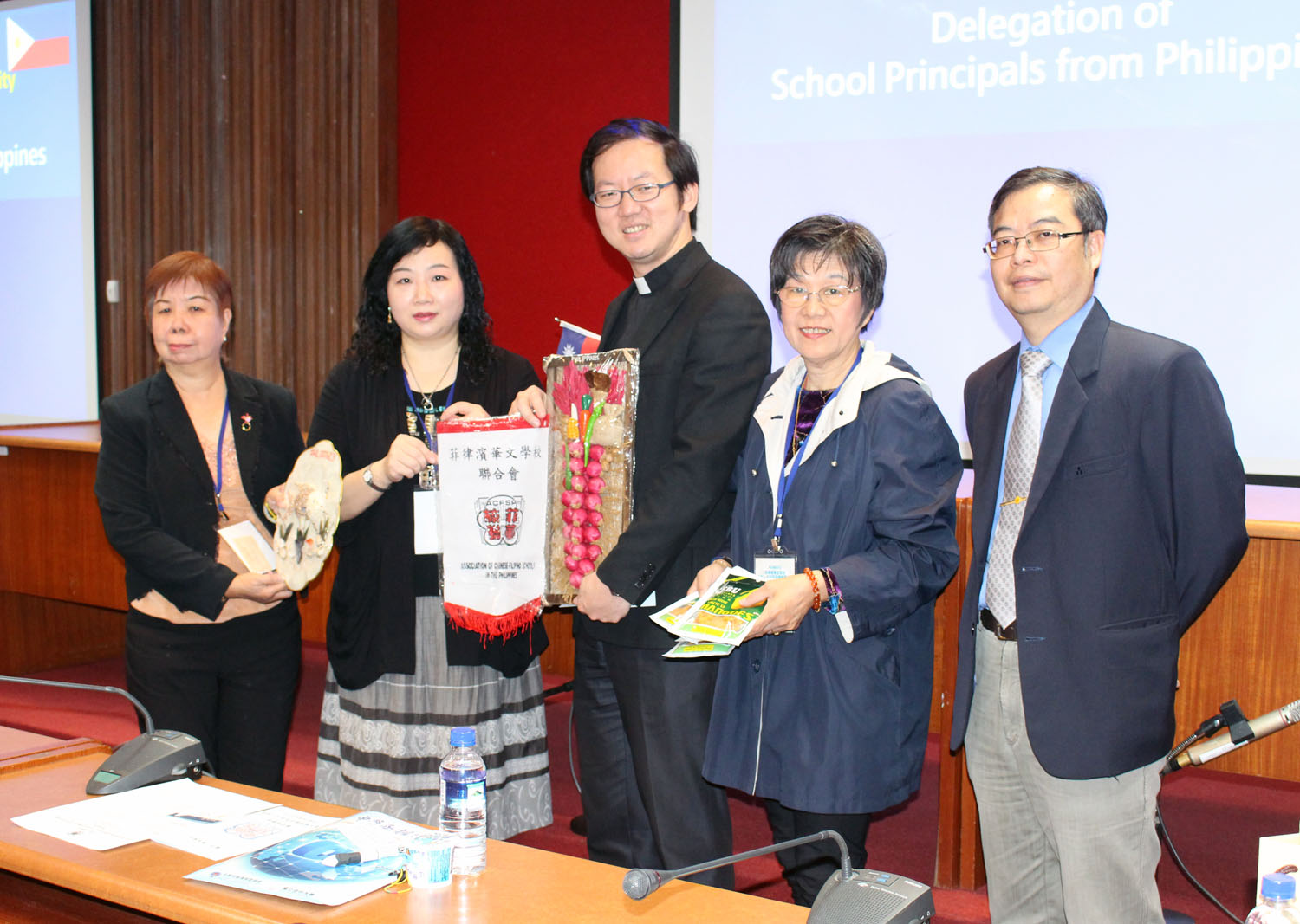 The visiting guests taking a group picture at the library hall, from left to right are Co-leader Mei-Yun Lin, Leader Ting Ting Huang, Pastor Wayne Lee, Co-leader Xiu-Yan Yang, and Dean Hong-Wei Yen