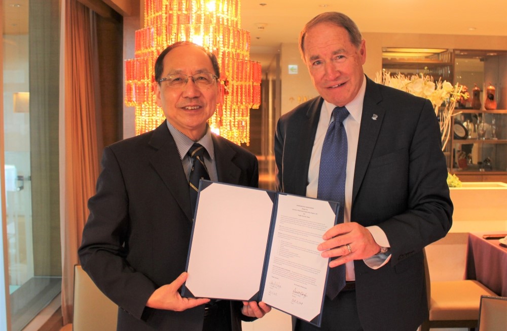 President Mao-Jiun Wang and President David M. Dooley Signing the Renewed MOU
