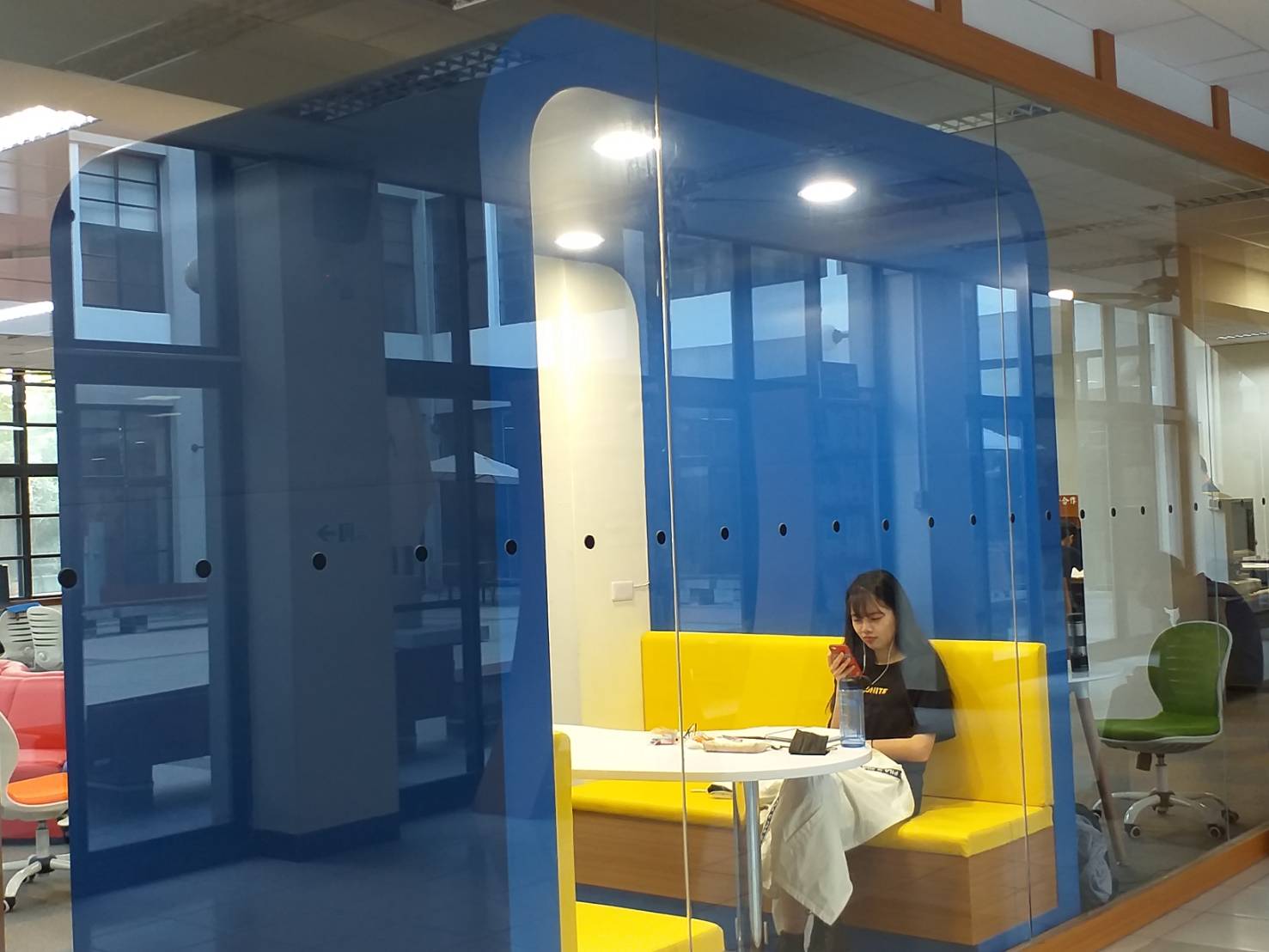 Director of Digital Innovation Program Dr. Chung-Hsin Jwo introduces the design concept of the Ring and demonstrates the facility