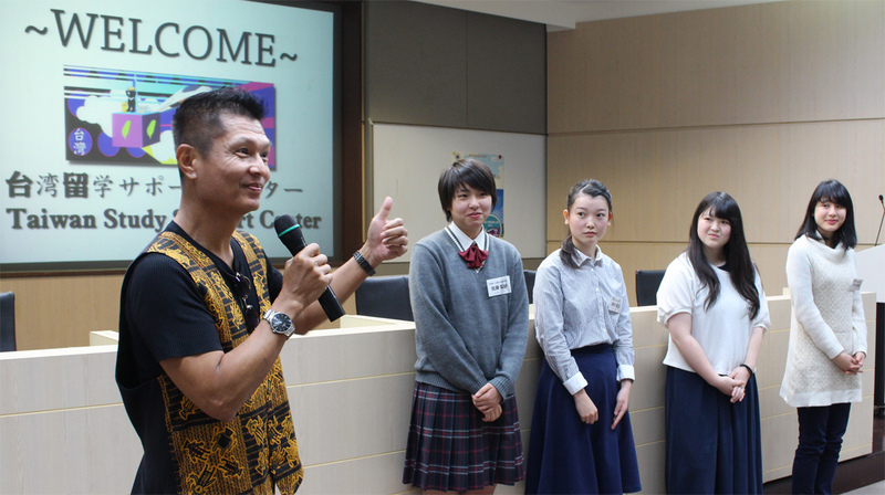Students from the JTSSC introduced themselves in Chinese