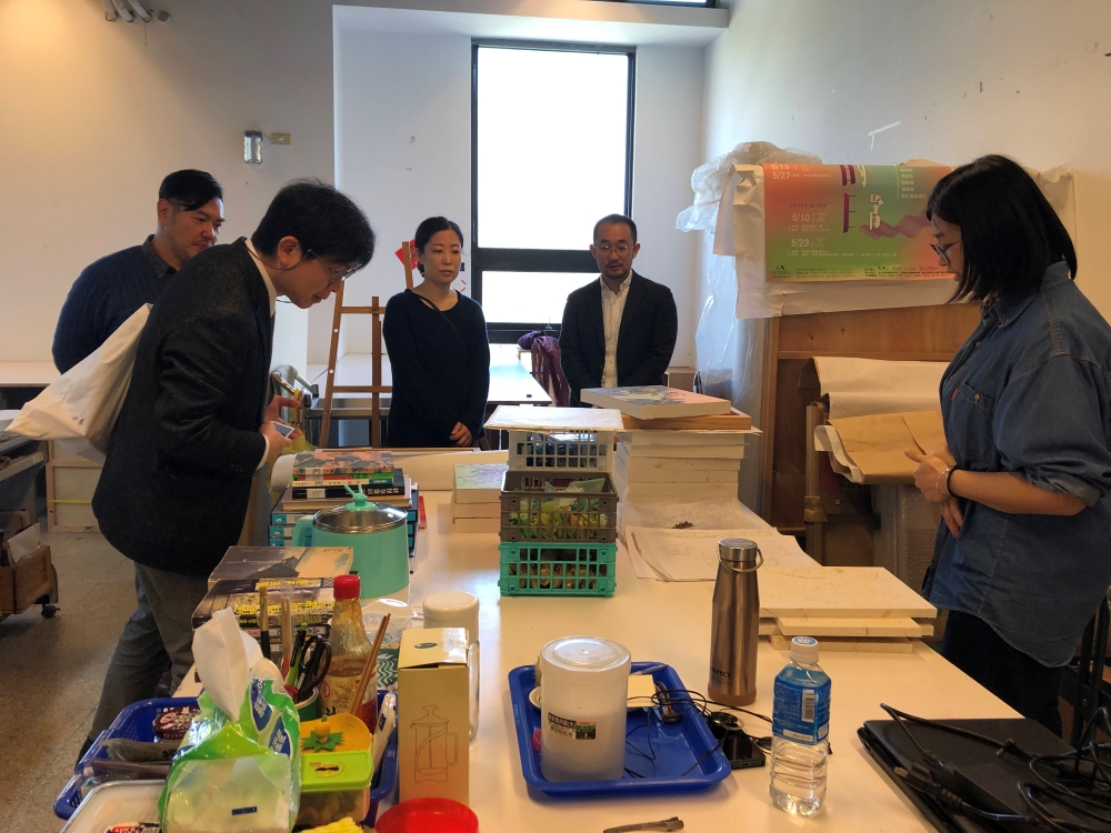 Visiting Master student studio - Discussing with students