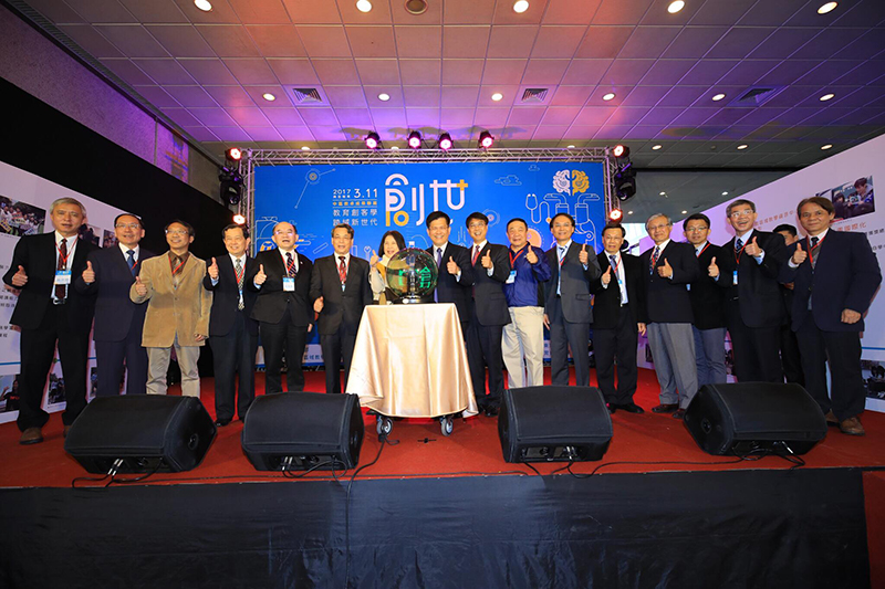 Presidents and representatives of 13 universities in central and western Taiwan opened the Teaching Excellence Program Expo