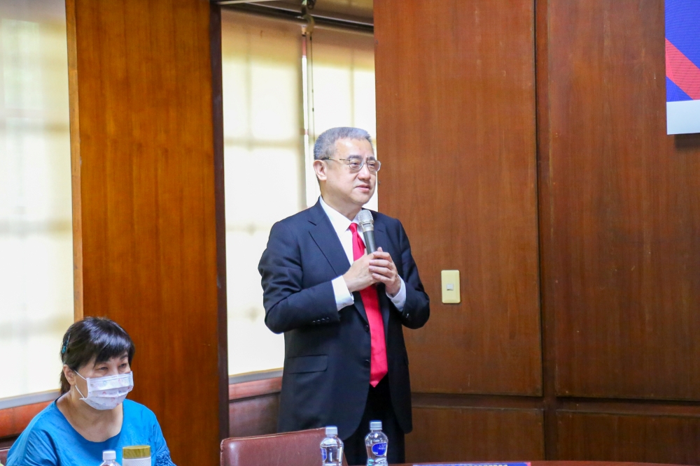 CEO of Tunghai Industrial Smart-Transformation Center, CY Huang, (left) gives remarks Dean of College of Management, Horng-Ji Chen (right) gives remarks.