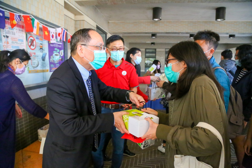 Delivering warmth kits and meal boxes to international students International students exchange new year couplets in pairs,international students show interest in the contents of the couplets