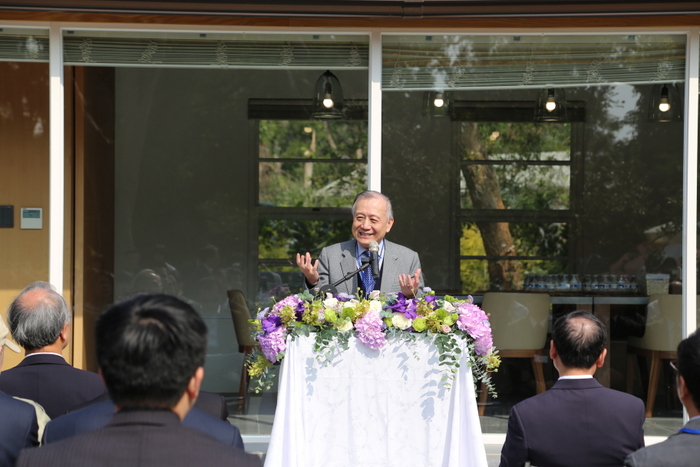 -	Board Chairman Chi-Hong Tseng delivering a speech