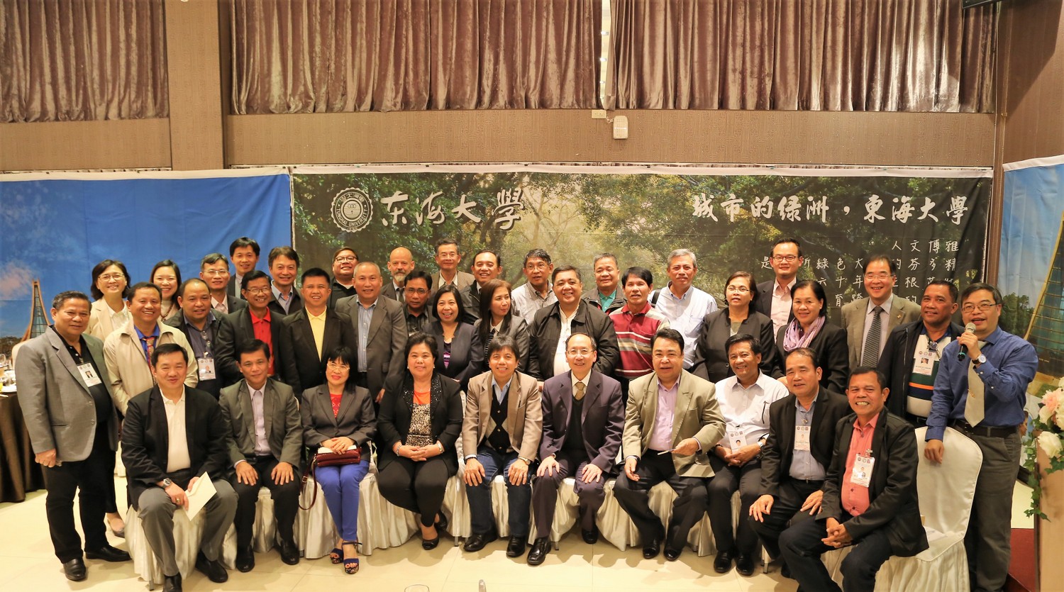 Group picture of honorable guests and hosts-