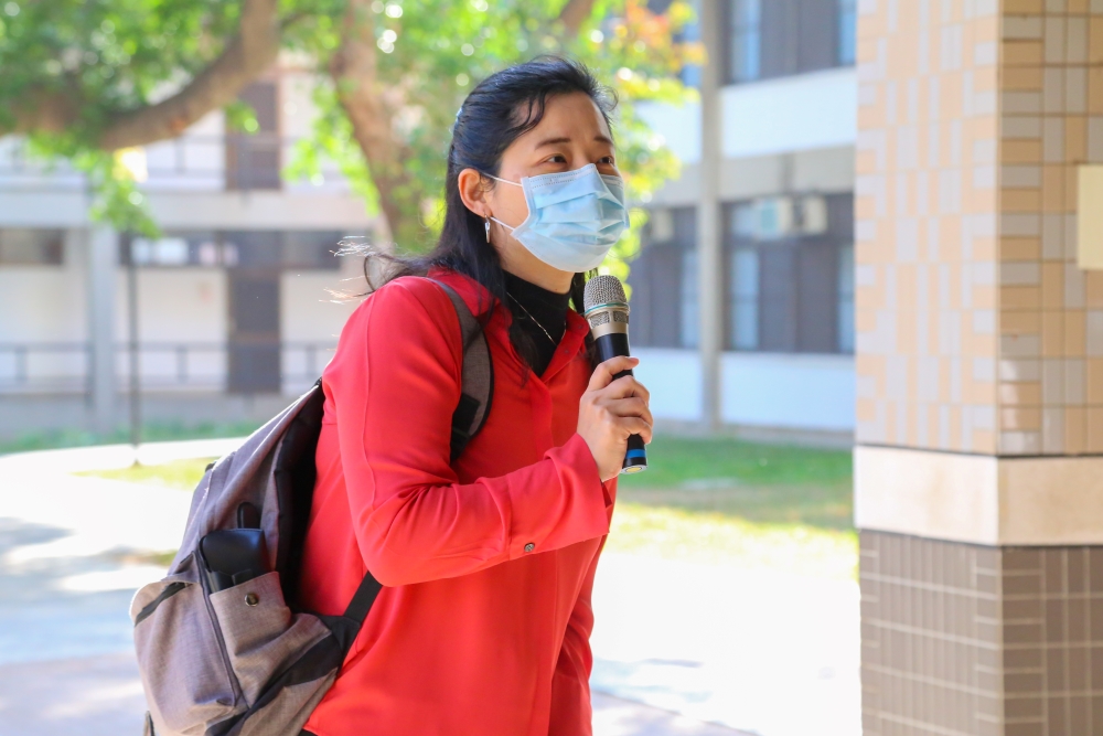 Chief International Officer Annie Y. Tsai and Student Labor dean I-Min Tso wish the students a happy lunar new year