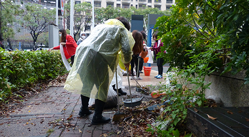 With the heart for environmental preservation, on Saturday, March 12, the Tunghai Labor Education Office held the &ldquo;LECCO Outlet Clean to Learn&rdquo; event in collaboration with the Office of International Education & Programs and the Taiwan Beautification Association. 