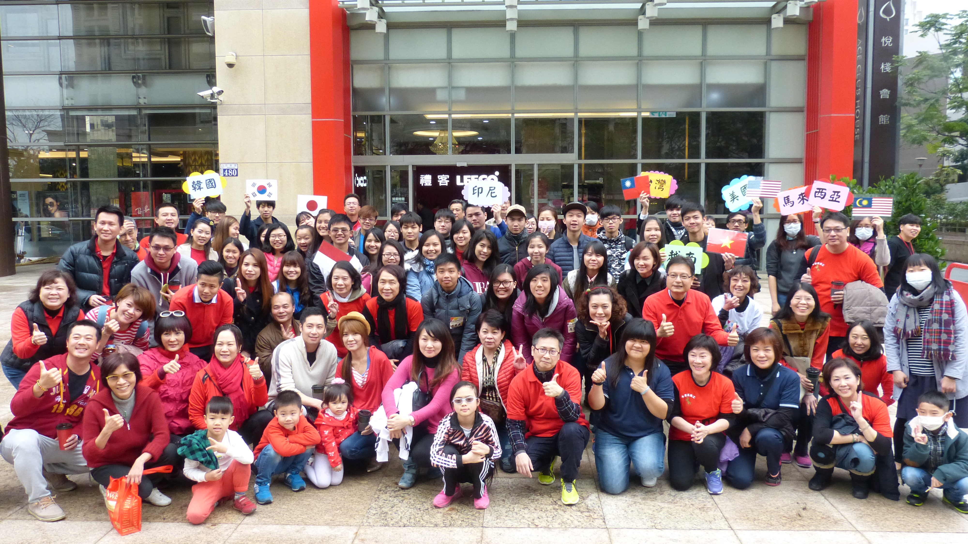 Group photo of Tunghai International Students Joined &ldquo;CLEAN FOR LOVE&rdquo; with Taichung Lecco Outlet