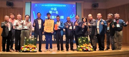 Tunghai Department of Applied Physics Professor Chang-Ren Wang (left 7) and student Huai-Chi Chang (left 6) and the judges 