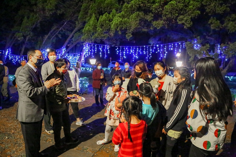 東海大學平安夜師生及民眾至校長公館報佳音