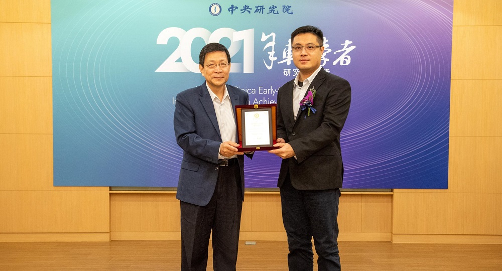 Tunghai University Department of Chemistry Associate Professor Di-Yan Wang (right) wins the “2021 Academia Sinica Early-Career Investigator Research Achievement Award” and photo with Academia Sinica Vice President Fu-Tong Liu (left)