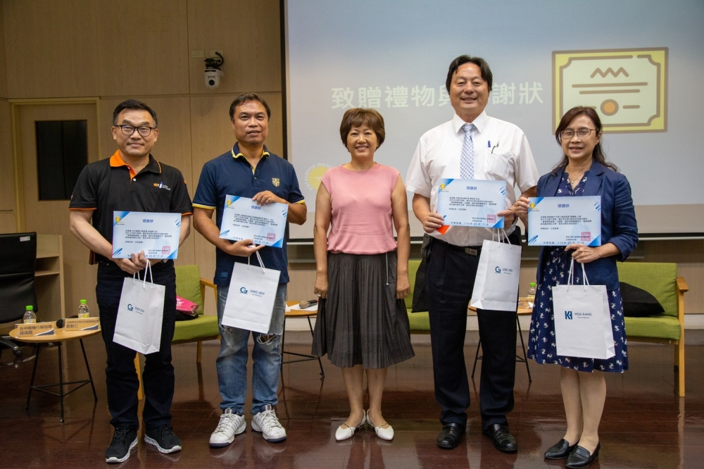Speakers and Chair Gui-Ching Kao of Business Administration Dept. Alumni Association (left)