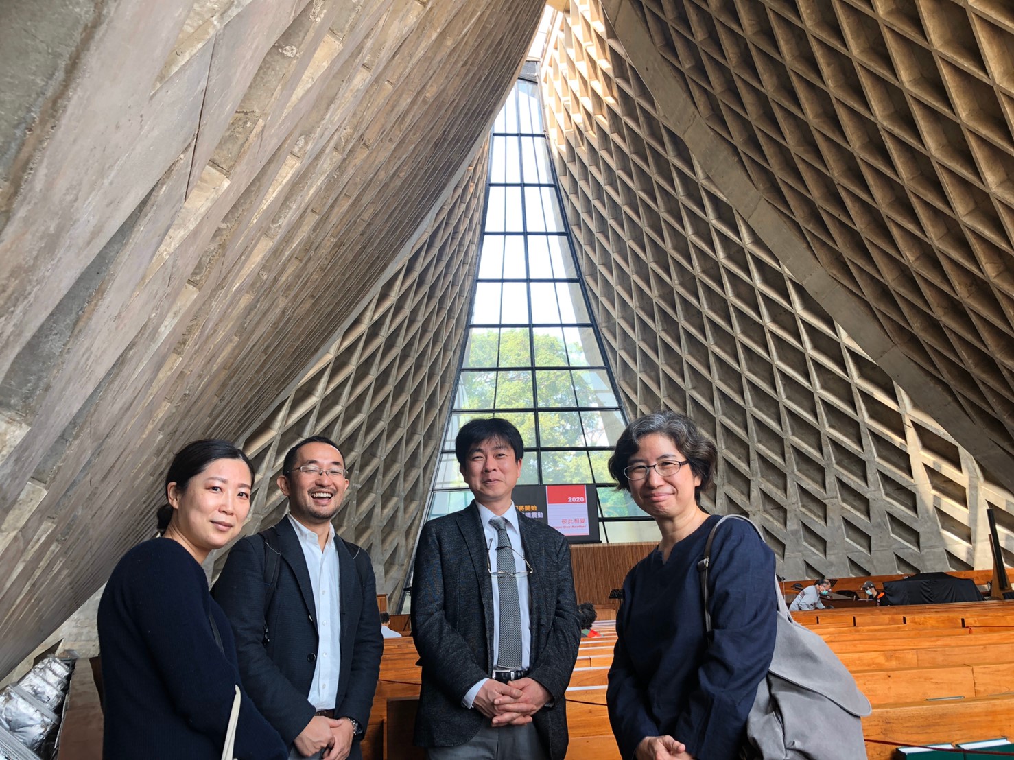 Campus visit (from left) Someya Kaori, Tsukamoto Maromitsu, Arai Kei (Left)