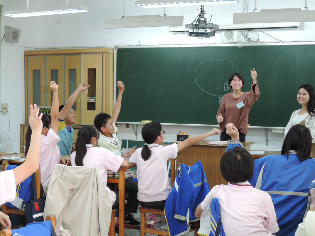 Taiwanese and Japanese university students experience Taiwan's diverse language education scene