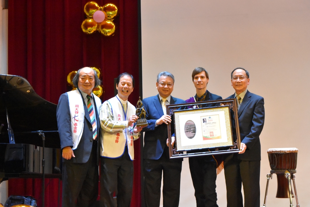 Taichung Deputy Mayor Bruce Linghu (center) and Tunghai President Mao-Jiun Wang (Right 1) presents Award to Mr. Alexey Romanov (Right 2) Tunghai President Mao-Jiun Wang presents Award to Ms. Rusidah Badawi