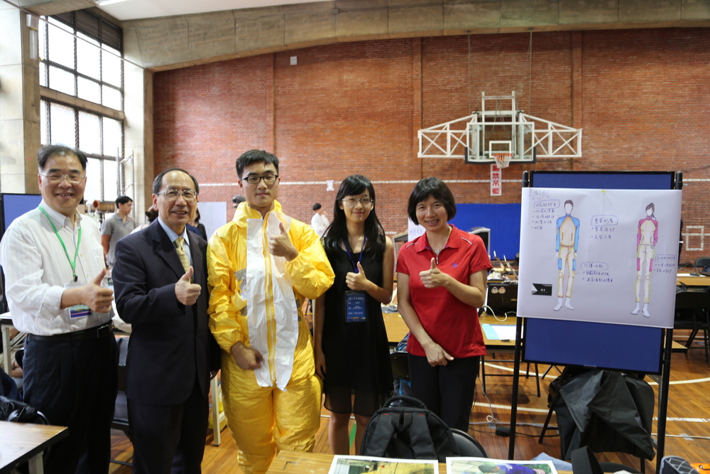 Taichung Deputy Mayor Yi-Ying Lin (First Right) and Tunghai President Mao-Jiun Wang (Second Left) encouraging students