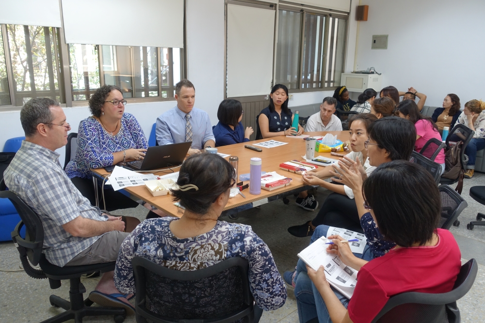 Teachers discuss on modular teachings