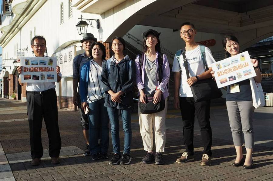 The Director of the Department of Tourism of the City Government welcomes Tunghai students at Tateyama Station