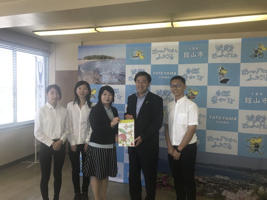 Professor Jo-Hsuan Ho, representing Tunghai University, presenting gifts to the Mayor of Tateyama City