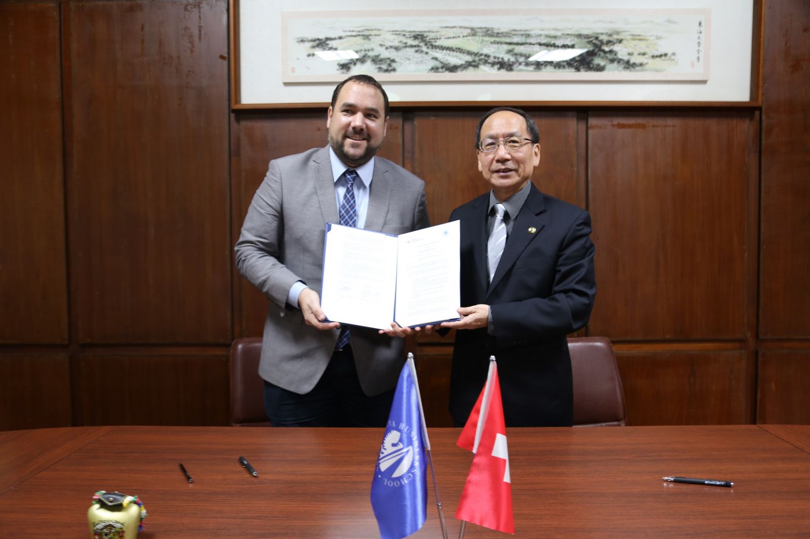 Photo of President of Tunghai University, Mr. Mao-Jiun Wang (right), and Director of Geneva Business School, Mr. S&eacute;bastien Troyon.