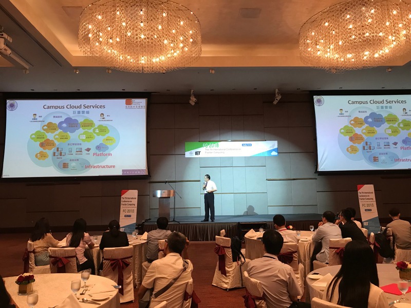 Prof. Yang introduced smart campus service of Tunghai University.