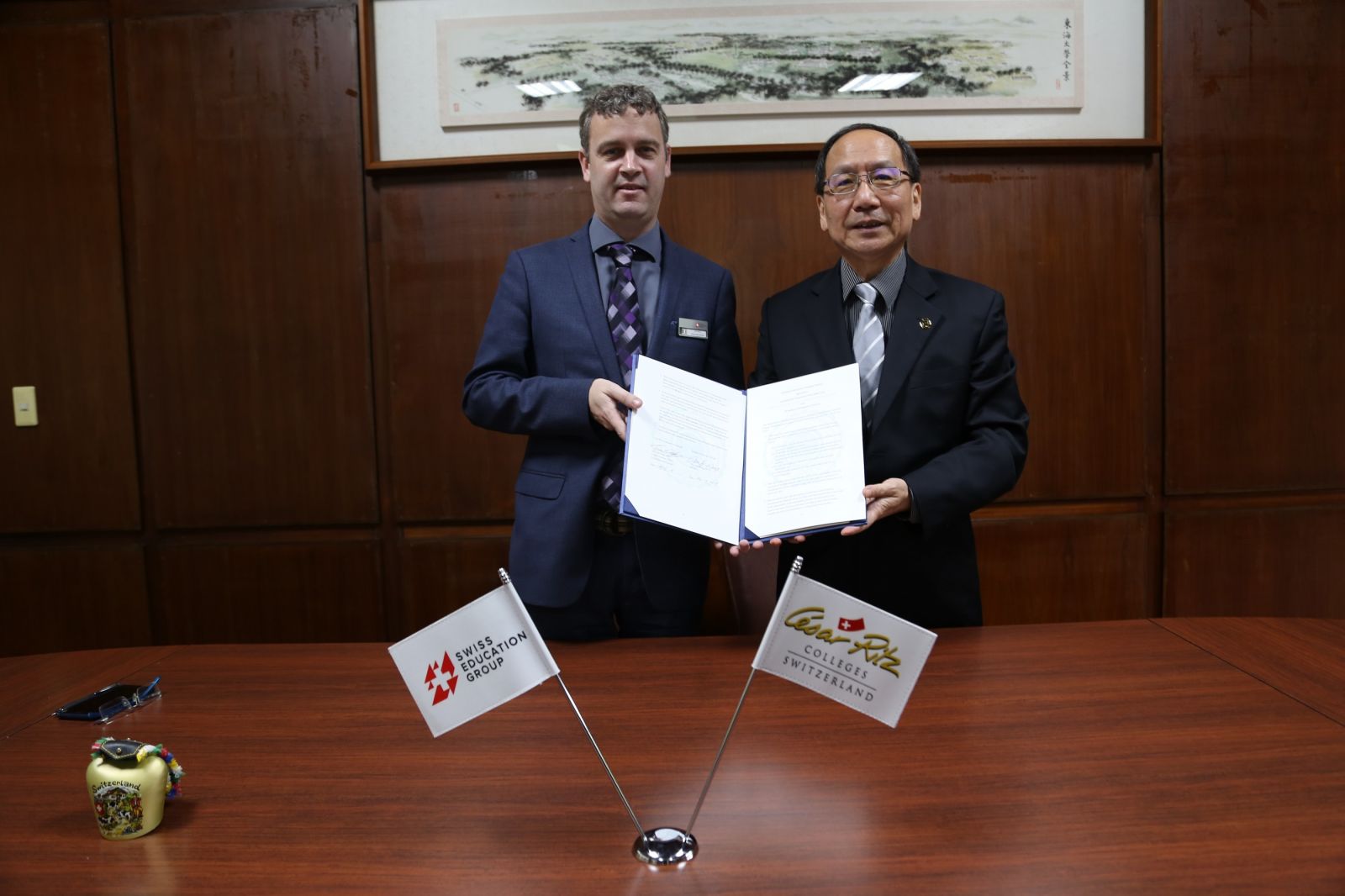 Photo of Chief Executive Officer of CRCS, Ｍr. John Daly (left), and President of Tunghai University, Mr. Mao-Jiun Wang.