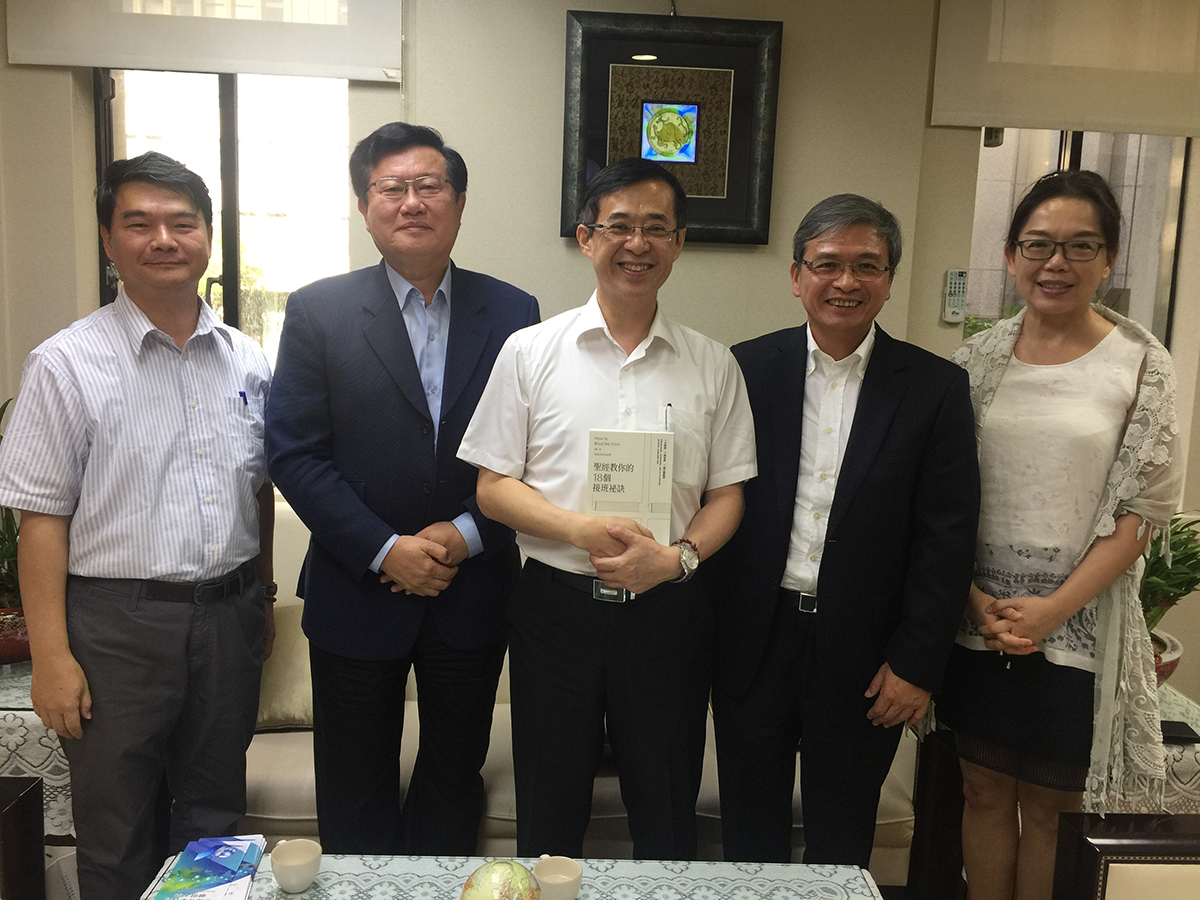 On August 8, 2018, Chairman Kim Tsai of Mobiletron arranged for Professor En-Te Hsu to meet with Mr. Leehter Yao, Deputy Minister of Education, and report on the internship programs under his management. During the meeting, the Deputy Minister had high praise for the achievements of Professor Hsu&rsquo;s International Internship Program and thanked Chairman Tsai for his donations that allowed economically disadvantaged youth to undertake internships abroad; these accomplishments represented new milestones in the promotion of internship programs in Taiwan. In the photo, Professor En-Te Hsu (2nd from right) of the Accounting Department at Tungahi University offers his book &ldquo;How to Read the Bible as a Successor&rdquo; as a gift to Deputy Minister Leehter Yao (middle), with Chairman Kim Tsai (2nd from left), Ms. Jennie Wu (1st from right), Researcher at the Department of International and Cross-strait Education of the Ministry of Education, and Mr. Hung-Ming Wang (1st from left), Section Chief at the Department of International and Cross-strait Education of the Ministry of Education.