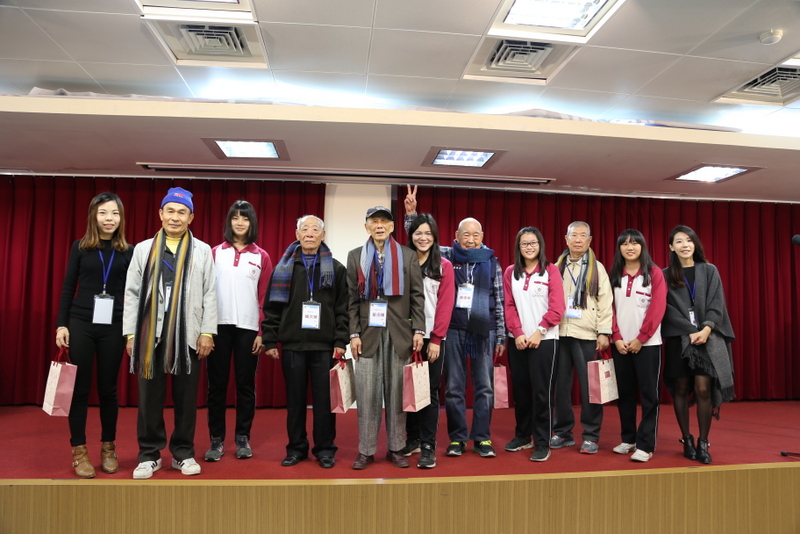 Tunghai High School students give veteran scarves as winter gifts