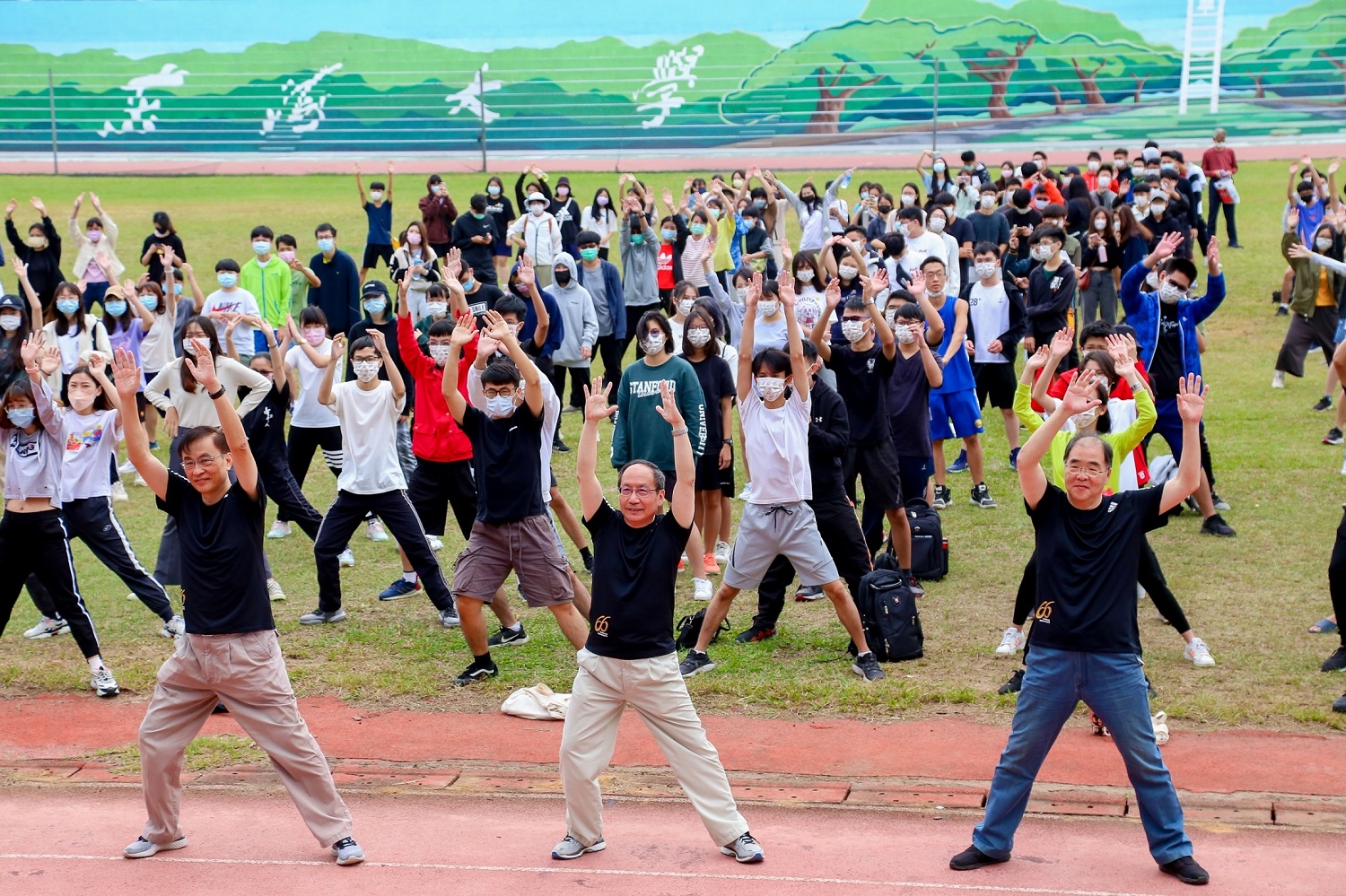 Tunghai faculty and students warm up for a good hike