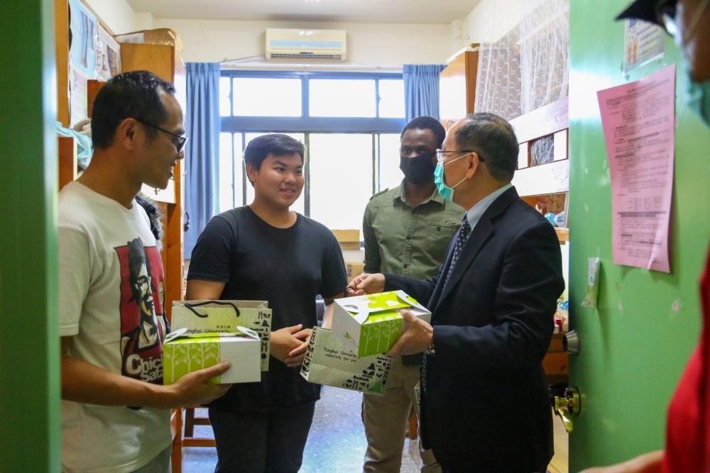 President Mao-Jiun Wang visits international students at the dorm