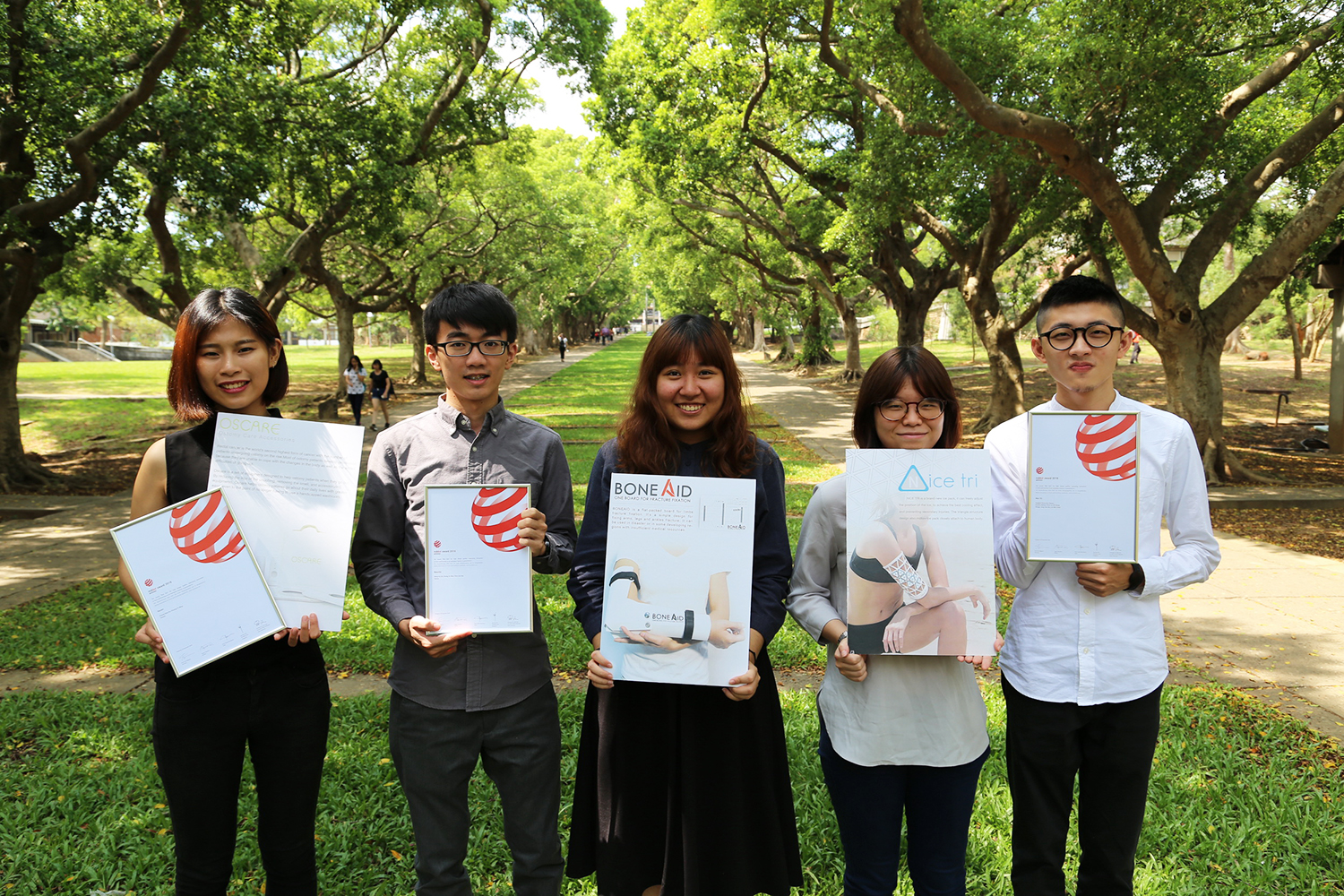 The three groups of students from the East China Sea Engineering Department won the Red Dot Design Award (pictured from left to right), Huang Xinyu, Wang Yuqi, Huang Yu, Man Lin, and Zhang Yan.