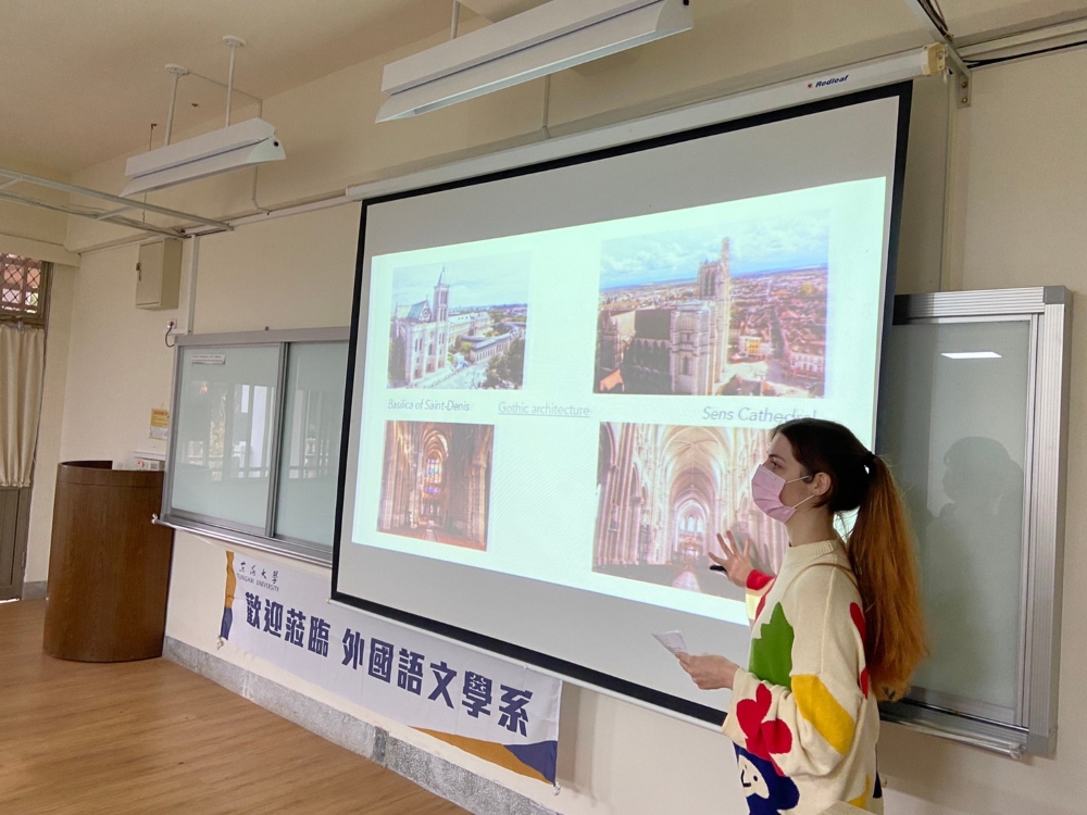 Claire from France and Rodsalomon from Mexico introduce architecture landmarks of their countries