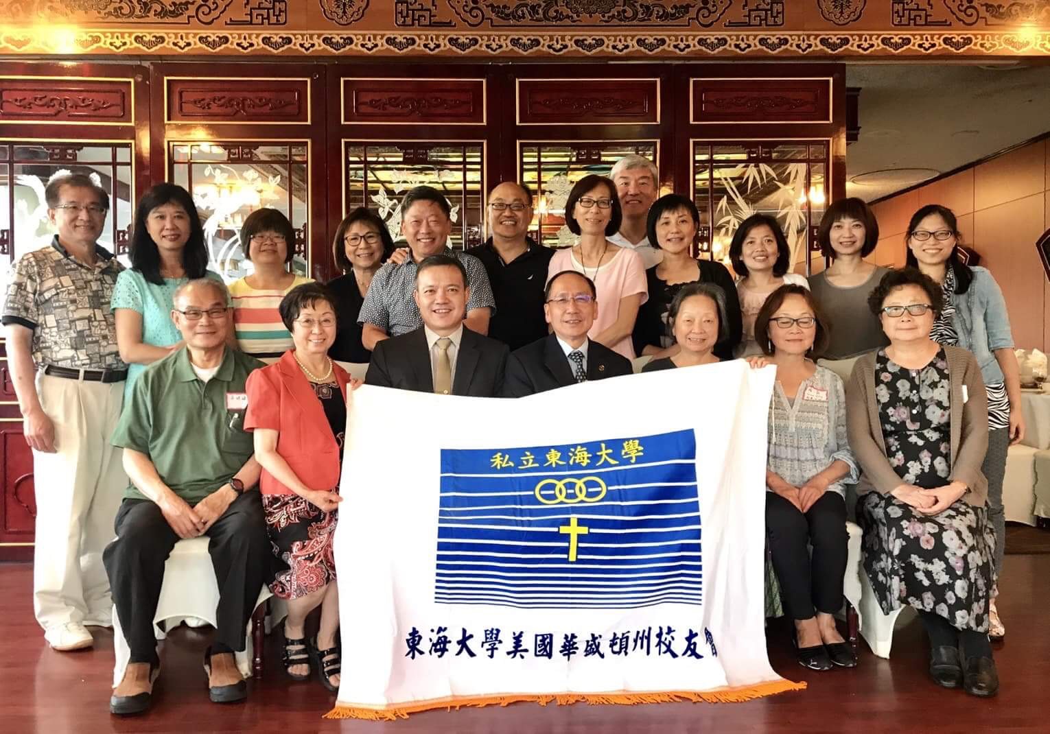 President Wang (front row, fourth from the right) with alumni from the State of Washington