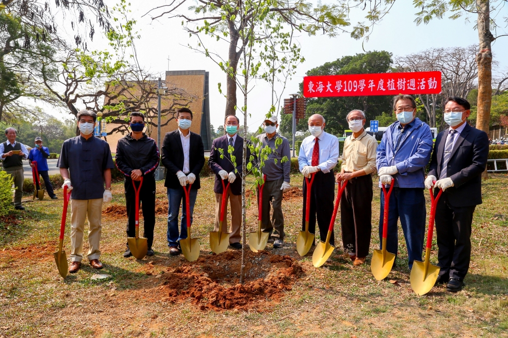 Planting trees in commemoration of History Professor Shao-Chen Yang