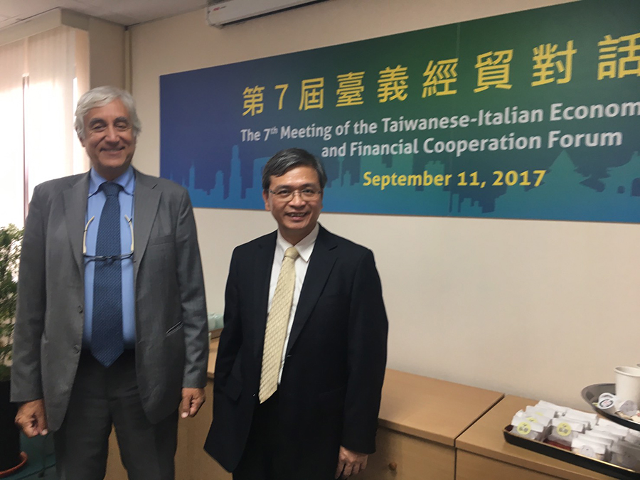 On September 11, 2017, program director Professor En-Te Hsu and Italian representative Mr. Amedeo Teti take a photo together at the 7th Meeting of the Taiwanese-Italian Economic and Financial Cooperation Forum. Mr. Teti expressed strong support for Professor Hsu&rsquo;s internship program.