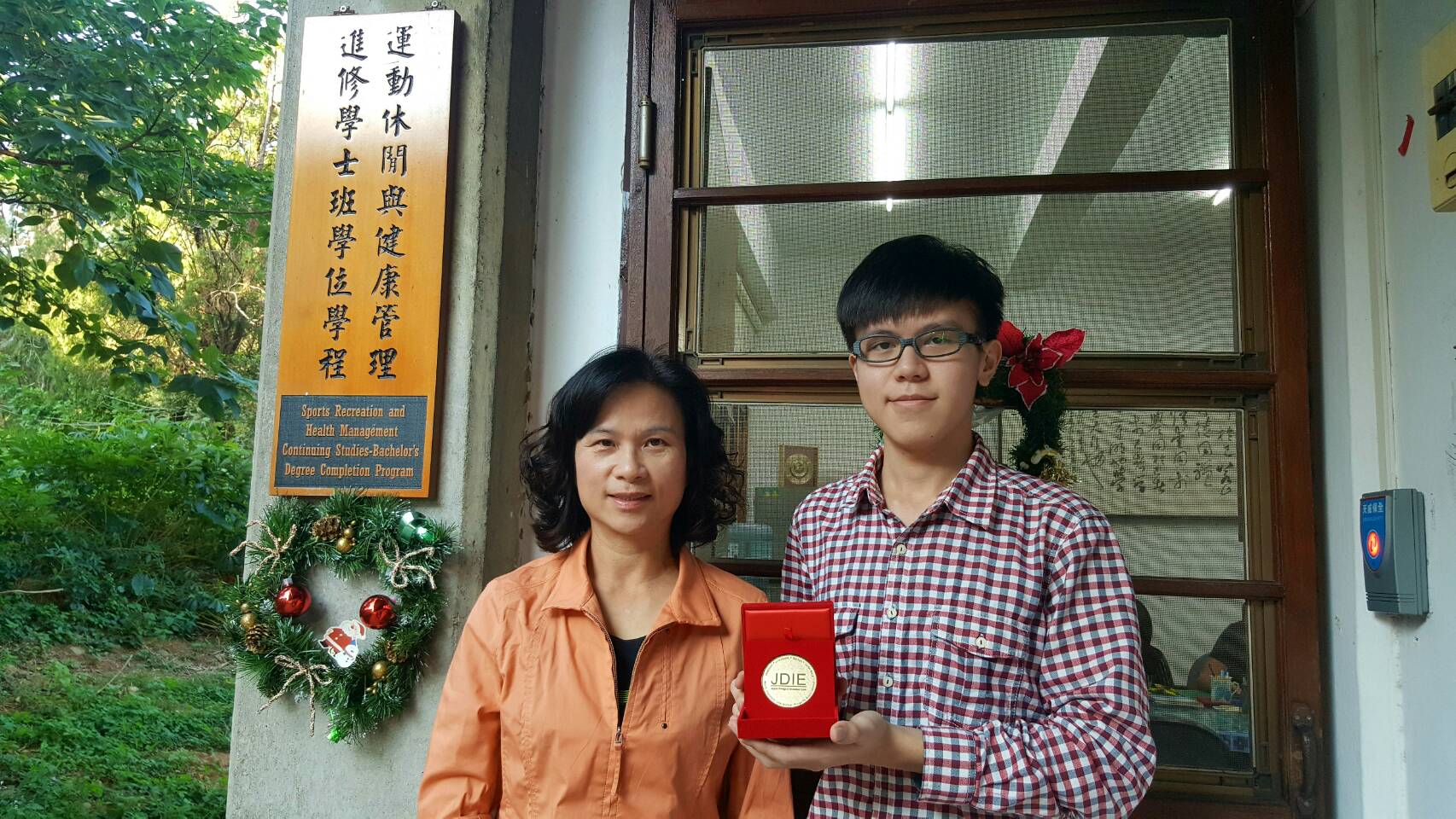 Ching-Wei Huang and SRHM Program Director Shu-Chen Huang