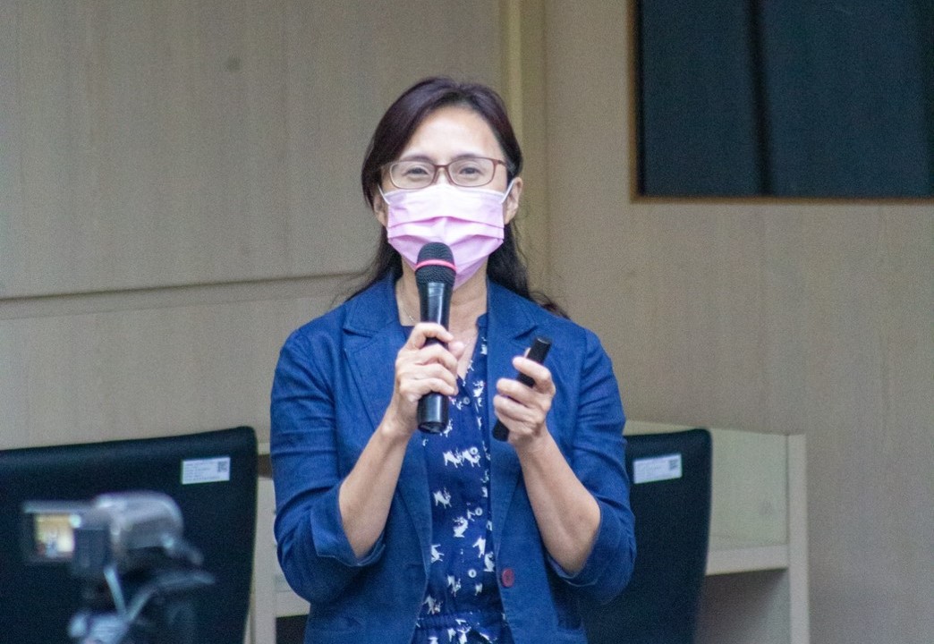 Ms. Hsiao-Chuan Huang, Assistant Manager of Human Resource of Ding Ding Integrated Marketing Service Co. of the Far Eastern Group (left), Student shares personal values (right)