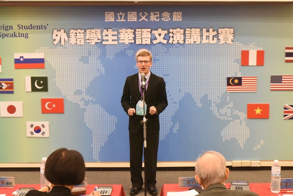 Left：Benton James Gordon (American)、Right：Kyle James Armstrong (American)